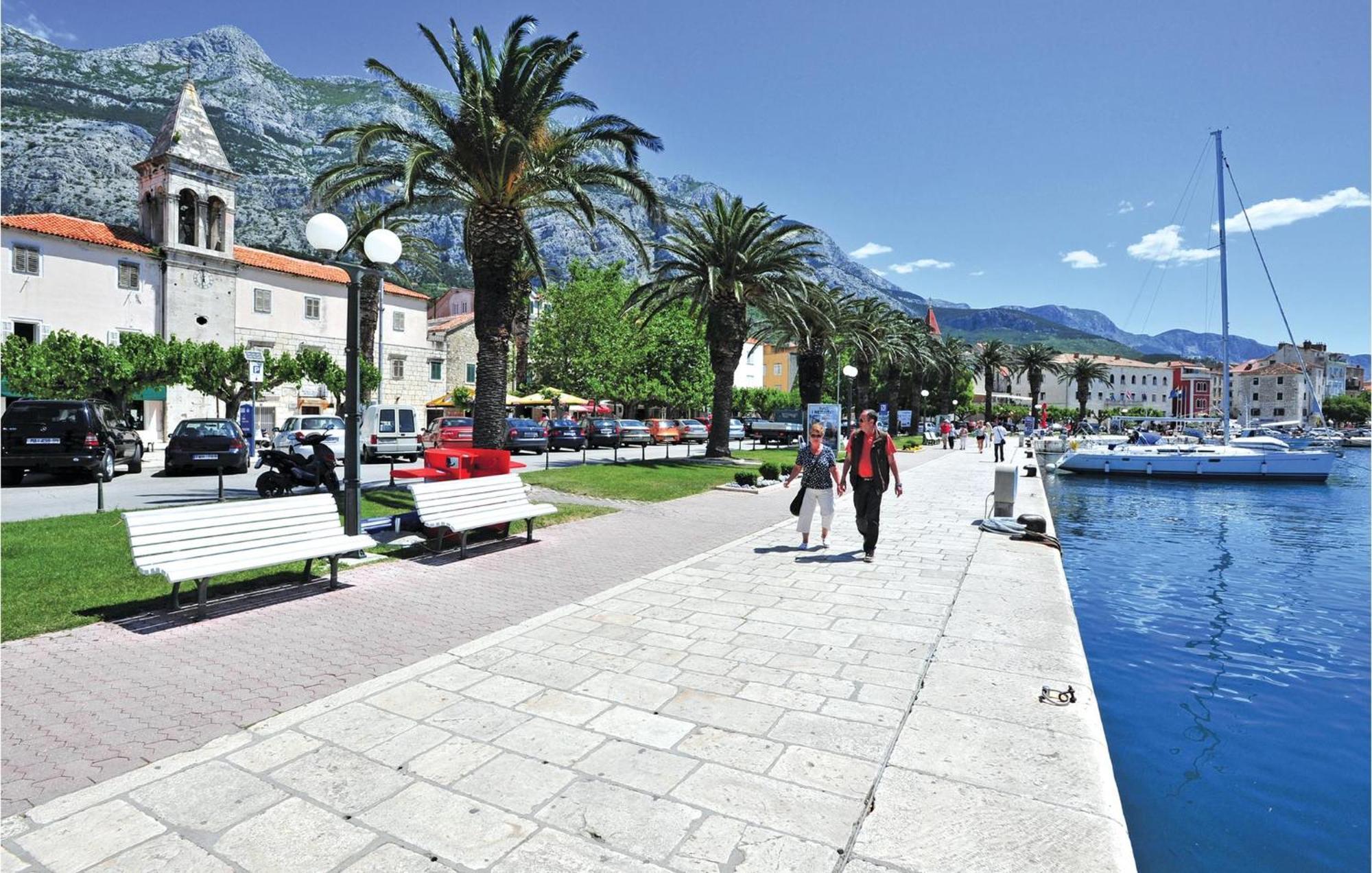 Stunning Apartment In Makarska With Kitchen Exterior foto