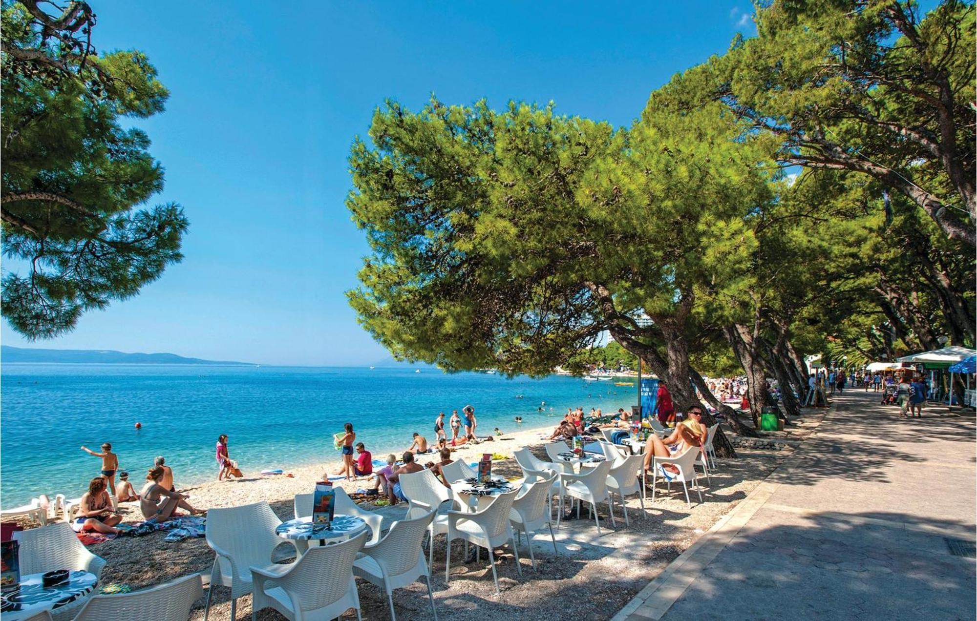 Stunning Apartment In Makarska With Kitchen Exterior foto